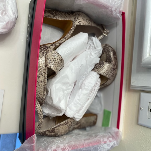 Vince Camuto Snake print Sathina Heels - Picture 9 of 9